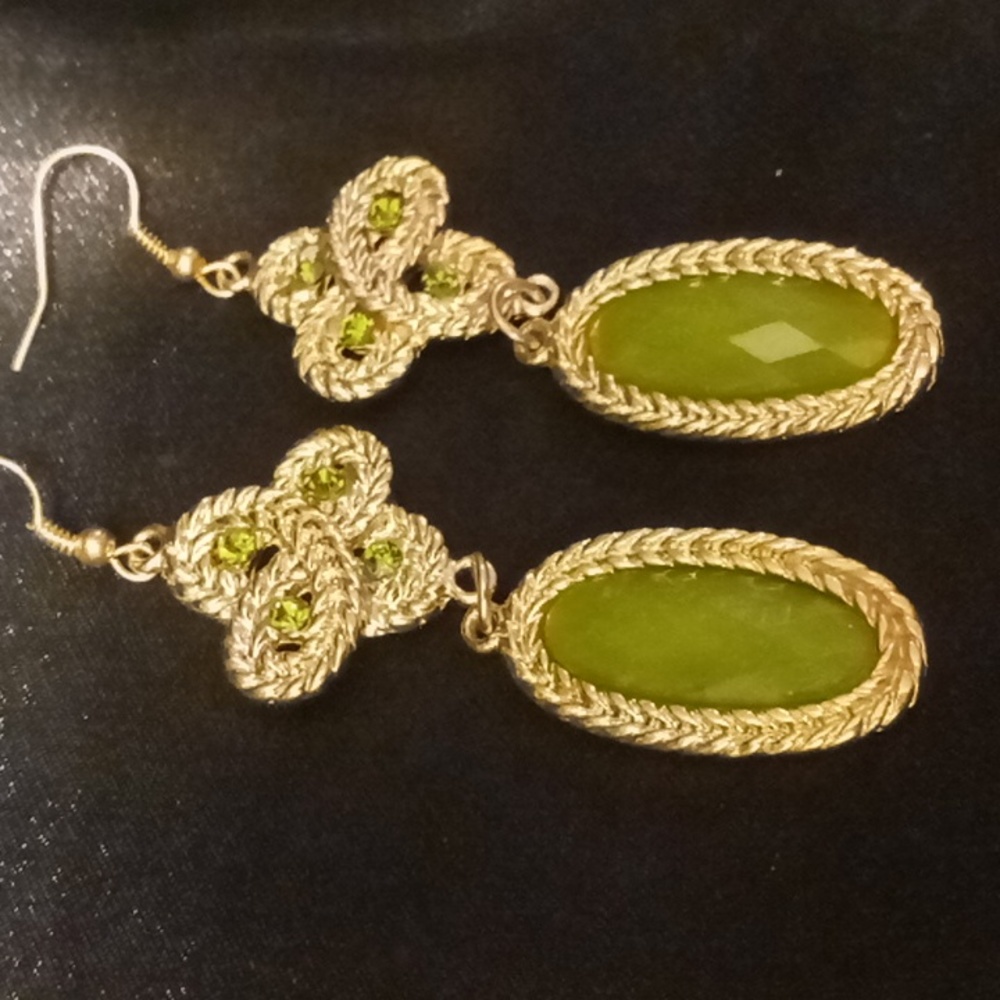Macy's green crystal cut & gold tone twisted rope dangling earrings